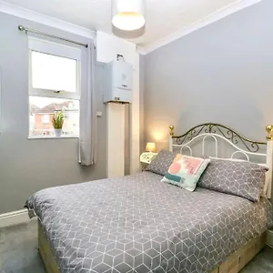 Homely Haven: Spacious 4-bedroom With Free Parking & Fast Wi-fi Holiday home
