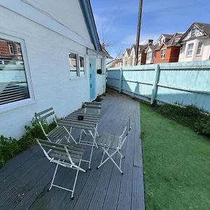 Seaside Retreat: 3br Near Beach Holiday home