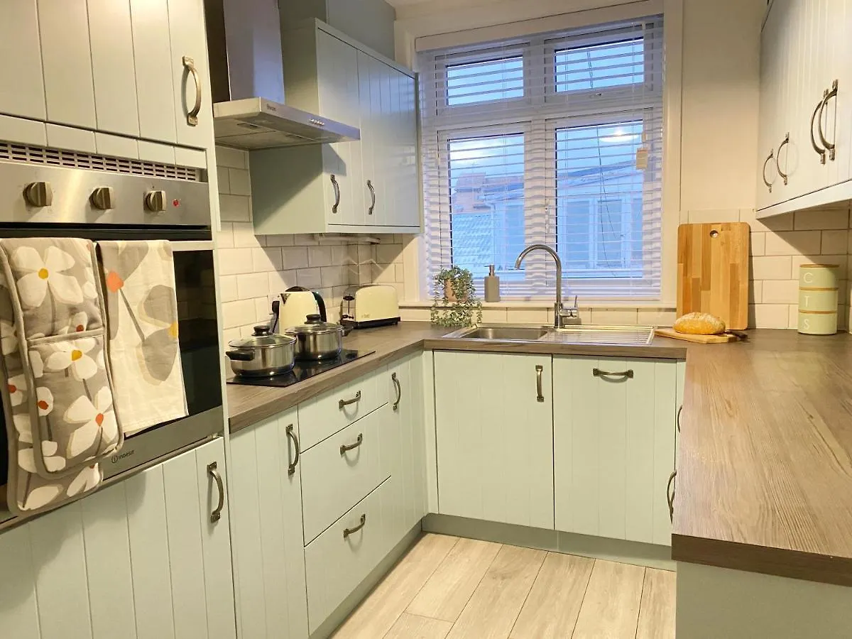 Coastal Breeze - Beautiful Two Bedroom Apartment With Free Parking Near Local Beaches Bournemouth