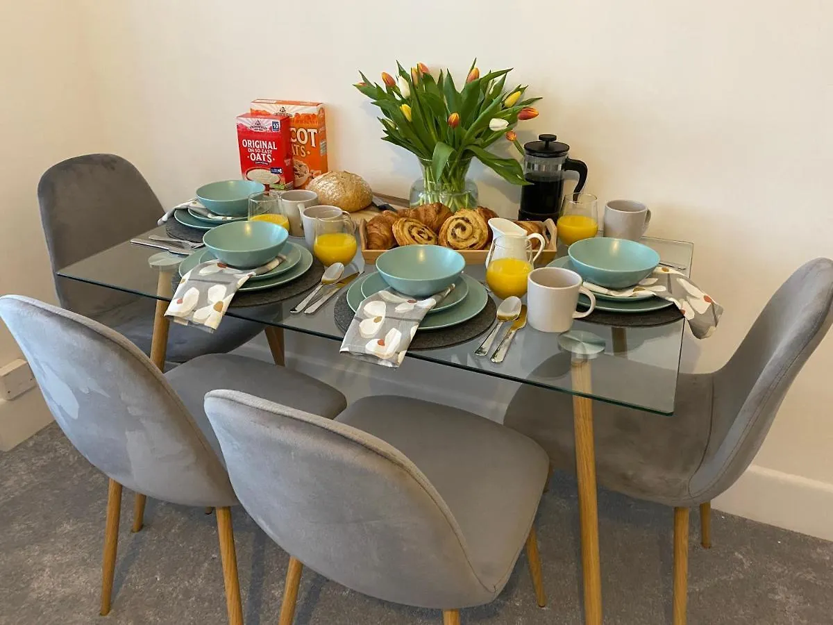Coastal Breeze - Beautiful Two Bedroom Apartment With Free Parking Near Local Beaches Bournemouth United Kingdom