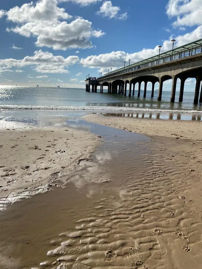 Coastal Breeze - Beautiful Two Bedroom Apartment With Free Parking Near Local Beaches Bournemouth