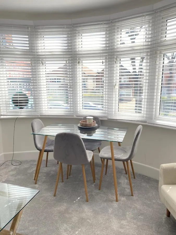 Coastal Breeze - Beautiful Two Bedroom Apartment With Free Parking Near Local Beaches Bournemouth