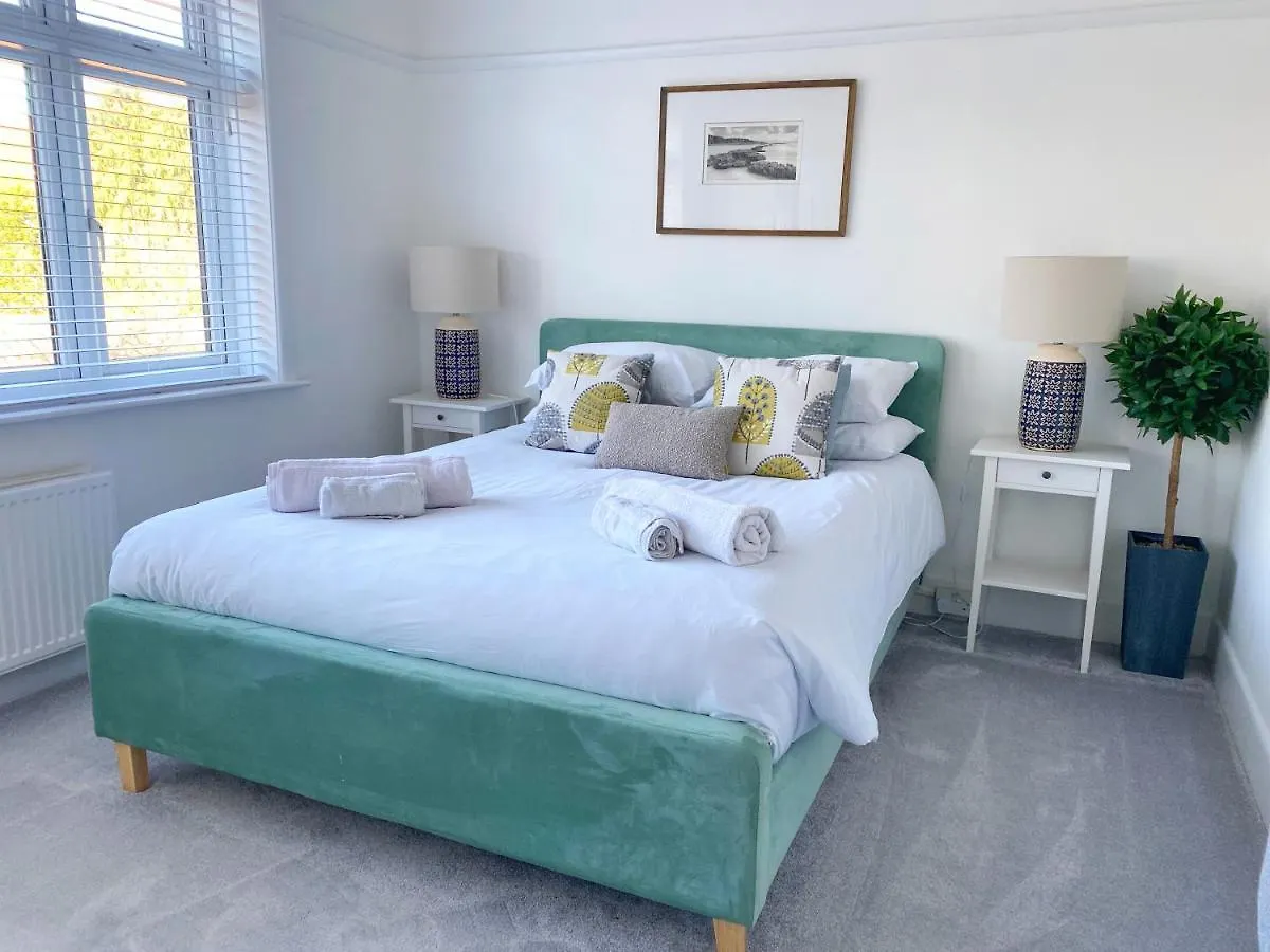 Coastal Breeze - Beautiful Two Bedroom Apartment With Free Parking Near Local Beaches Bournemouth