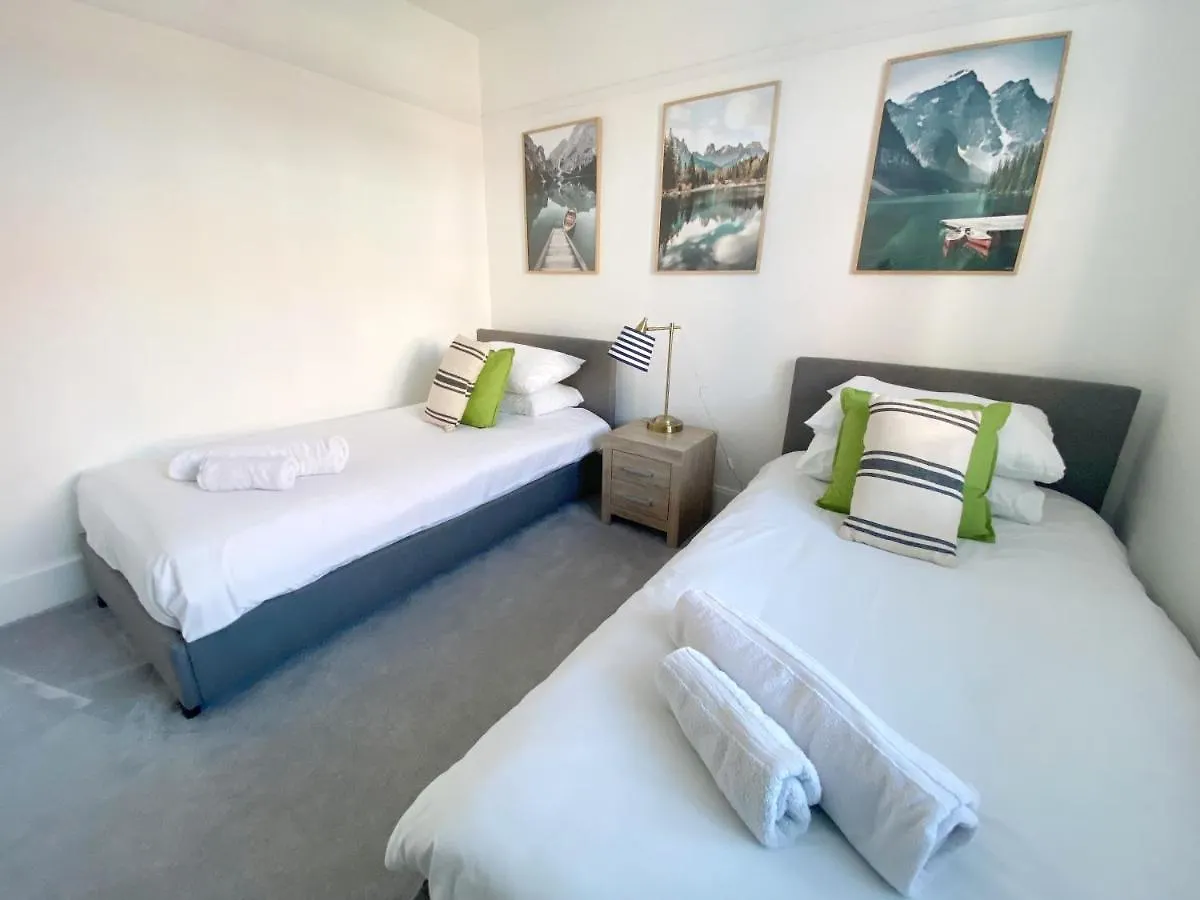 Coastal Breeze - Beautiful Two Bedroom Apartment With Free Parking Near Local Beaches Bournemouth United Kingdom